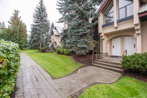 una casa con una pasarela frente a un patio en Snowberry by Outpost Whistler, en Whistler