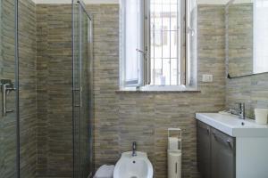 un bagno con doccia, WC e lavandino di B&B Lavender&Rose a Cassina deʼ Pecchi