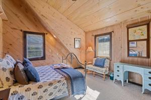 - une chambre avec un lit et un bureau dans une cabine dans l'établissement Watauga Flats, à Banner Elk