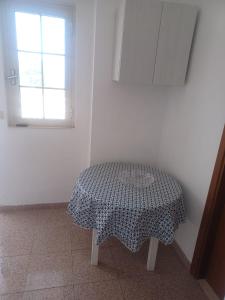 una mesa con un mantel en una habitación en Perla Marina, en Peschici