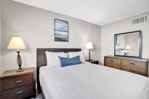 a bedroom with a large bed and a mirror at Pionciana Getaway 1BR Apartment Near FLL Airport in Fort Lauderdale