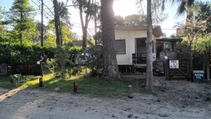 a white house with a tree in front of it at Casa Las Chulas in Ostende