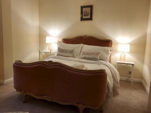 un grande letto in una stanza con due lampade di York Minster Garden a York
