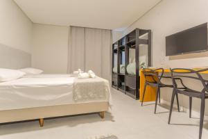 um quarto com uma cama, uma mesa e cadeiras em Studio Itapema a 230m da Passarela na Barra WV4437 em Balneário Camboriú