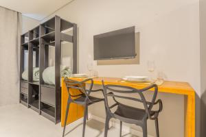 uma sala de jantar com uma mesa e duas cadeiras em Studio Itapema a 230m da Passarela na Barra WV4437 em Balneário Camboriú