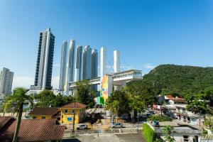 uma cidade com edifícios altos ao fundo em Studio Itapema a 230m da Passarela na Barra WV4437 em Balneário Camboriú