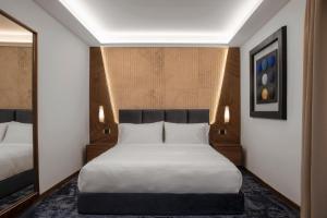 1 dormitorio con 1 cama blanca y 2 espejos en Hotel Via Veneto en Roma