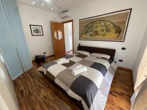 1 dormitorio con 1 cama grande y toallas. en Bellissima vicino al lago di Como Lecco climatizzata barbecue, en Suello