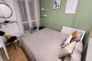 1 dormitorio con cama, escritorio y ventana en Douai est à vous ! en Douai