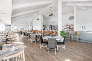 a restaurant with tables and chairs and a bar at SpringHill Suites by Marriott Navarre Beach in Navarre