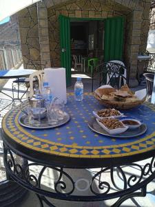 un tavolo blu e giallo con sopra del cibo di Auberge amougar a Zemmour Touirza