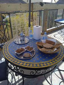 un tavolo con un piatto di cibo sopra di Auberge amougar a Zemmour Touirza