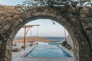 Bazén v ubytování Private Cliffside Villa "150 meters from the beach" nebo v jeho okolí
