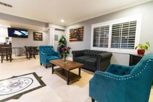 a living room with blue chairs and a table at Econo Lodge in Blythe