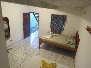 ein kleines Bett in einem Zimmer mit Fenster in der Unterkunft Holanda House in Moyogalpa