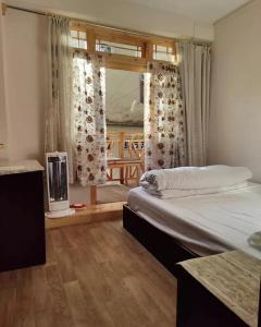 Postel nebo postele na pokoji v ubytování BaalaChhen Urban Home Stay