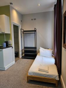 1 dormitorio con 1 cama y cocina en Spacious Studio in London, en Londres