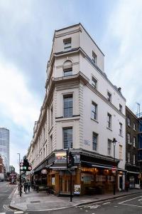 biały budynek na rogu ulicy miejskiej w obiekcie [Covent Garden-Oxford street] Central London Studio Apartment w Londynie