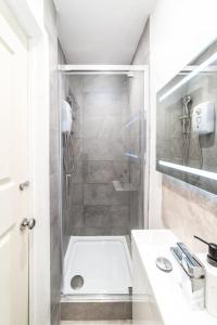 biała łazienka z prysznicem i umywalką w obiekcie [Covent Garden-Oxford street] Central London Studio Apartment w Londynie