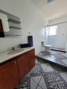 ein Badezimmer mit Waschbecken und Toilette in der Unterkunft Apartamento a uma quadra do mar - Bairro Itapuã in Vila Velha