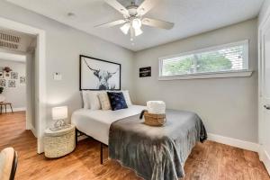 een slaapkamer met een bed en een plafondventilator bij Near Downtown Dallas - The Dapper Charm in Dallas