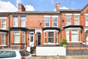 クルーにあるHeathfield House by YourStays - Four Bedroom House in Creweのレンガ造りの家