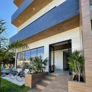 Brand new condo with Rooftop pool في كوزوميل: منزل بحائط ازرق وبعض النباتات