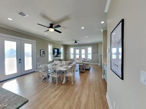 a dining room with a table and chairs at Pescadors Paradise in Galveston