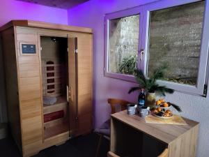 Pokój z fioletowymi ścianami i stołem z telewizorem w obiekcie Bergbauernhof-Grinzens w mieście Grinzens