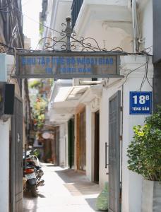 a sign on the side of a building at Rainbow HomeStay - No 8 Alley 18B Tong Dan in Hanoi