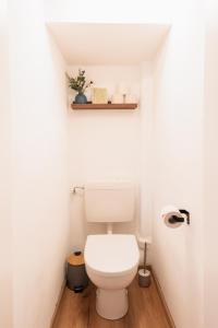 een badkamer met een wit toilet in een kamer bij Nächtigen an der Stadtmauer in Rothenburg ob der Tauber
