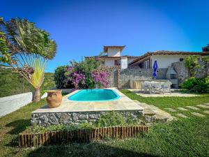 una piscina en el patio de una casa en BZ61 Casa com Piscina a 50m da Praia da Ferradura, en Búzios