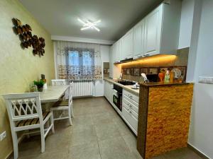 a kitchen with a table and a counter top at Boulevard Flat in Alba Iulia