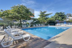 Hotel Porto Sol Ingleses tesisinde veya buraya yakın yüzme havuzu