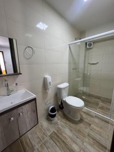 La salle de bains est pourvue de toilettes, d'une douche et d'un lavabo. dans l'établissement Pousada Sabores do Mar Laranjeiras, à Balneário Camboriú