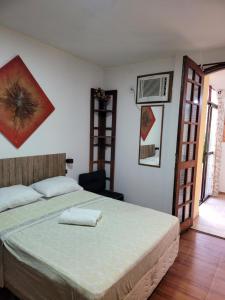 - une chambre avec un lit dans une pièce dotée d'une fenêtre dans l'établissement My Home 2 quartos em Cobertura ao lado da praia, à Rio de Janeiro