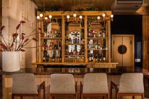 un bar con sillas y una barra con botellas en Eastwind Hotel Oliverea Valley, en Big Indian