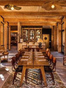 uma sala de jantar com uma grande mesa de madeira e cadeiras em Eastwind Hotel Oliverea Valley em Big Indian