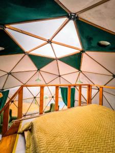 Zimmer mit einem Bett in einer Jurte in der Unterkunft Astral WORLD in Sapanca