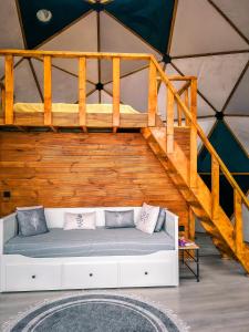 Bett in einem Zimmer mit 2 Etagenbetten in der Unterkunft Astral WORLD in Sapanca