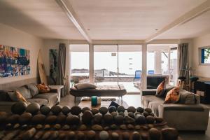 una sala de estar con 2 sofás y una ventana grande en BIG SOTO HAUS, en Totoralillo