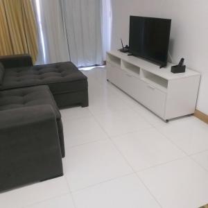 Una televisión o centro de entretenimiento en Bahia Suites Residence