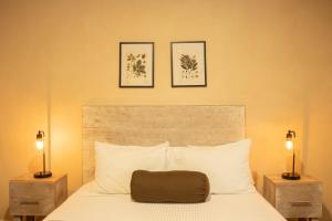 una camera con un letto con due comodini e due lampade di Gardenia Collective a Tulum