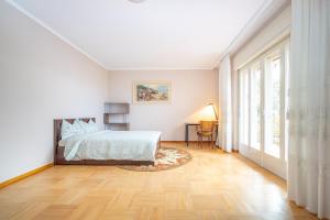 um quarto com uma cama e uma grande janela em Orlando Home em Trieste