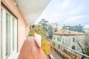 uma varanda com vista para um edifício em Orlando Home em Trieste
