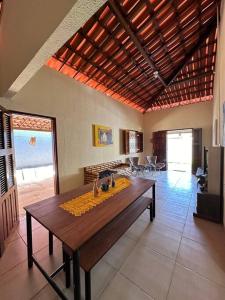 una sala de estar con una mesa de madera en una habitación en Casa de Praia em Morro Branco-CE en Beberibe