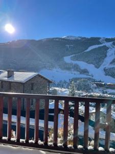 uma vista a partir da varanda de uma casa com uma montanha em Chez Maurice avec une belle vue em El Tarter