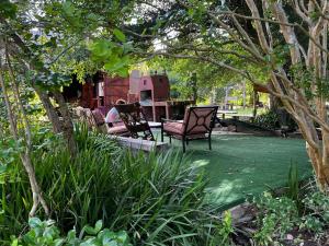 3 sillas sentadas en un patio en un patio en Holt Hill en Plettenberg Bay