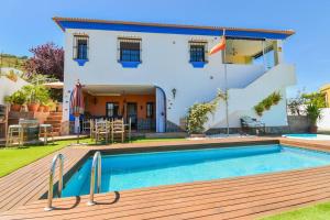 een villa met een zwembad voor een huis bij Vega’s Love in Málaga