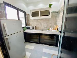 a small kitchen with a sink and a refrigerator at Votre parfait logement à Dakar in Dakar